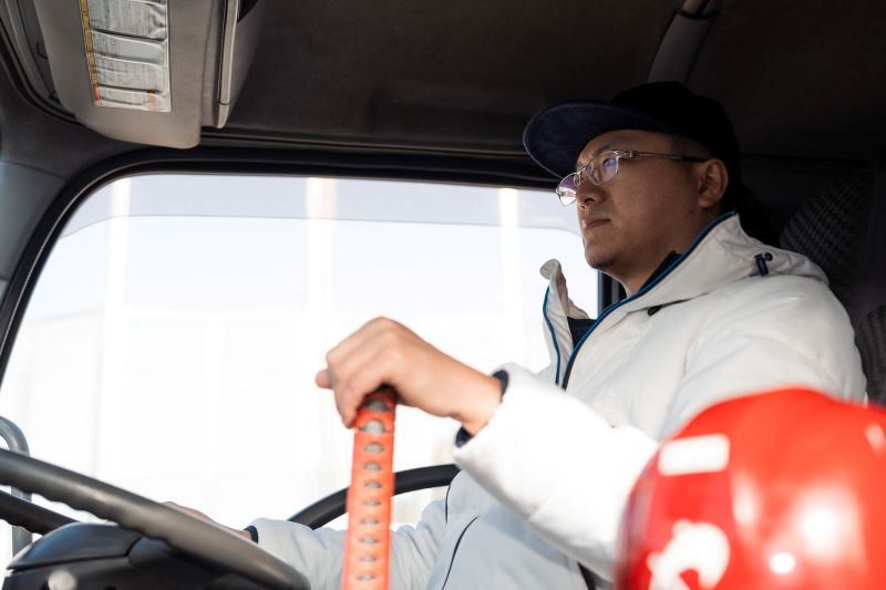 運転席に座る作業員