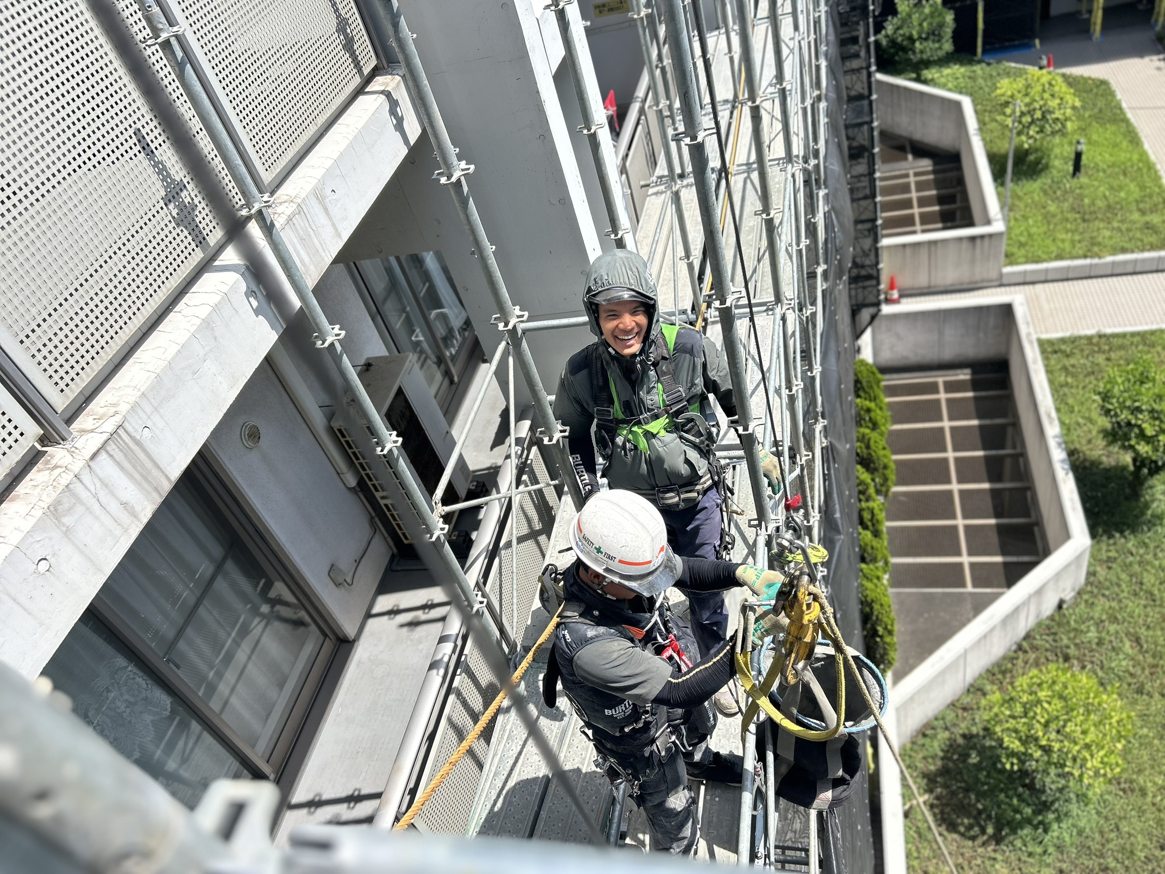 足場で作業する作業員。
